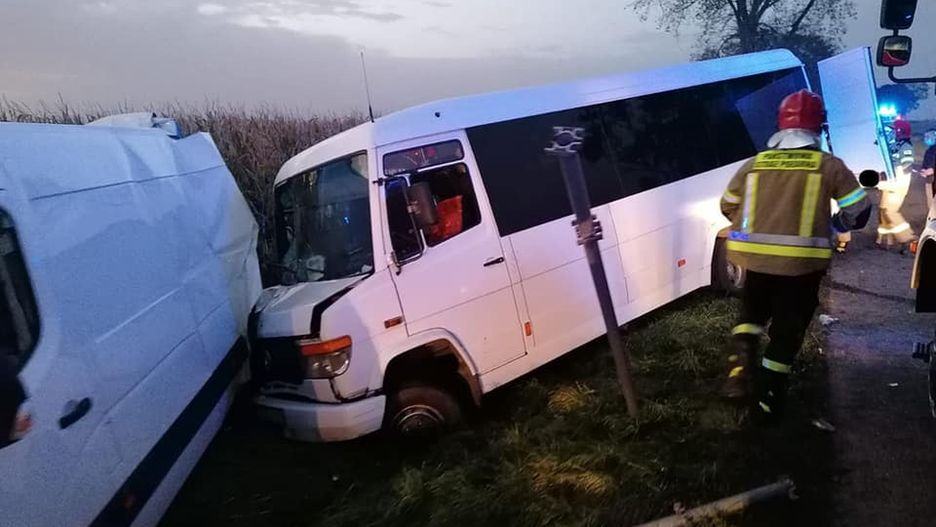 Namysłów. Zderzenie autobusu i busa. 6 osób rannych