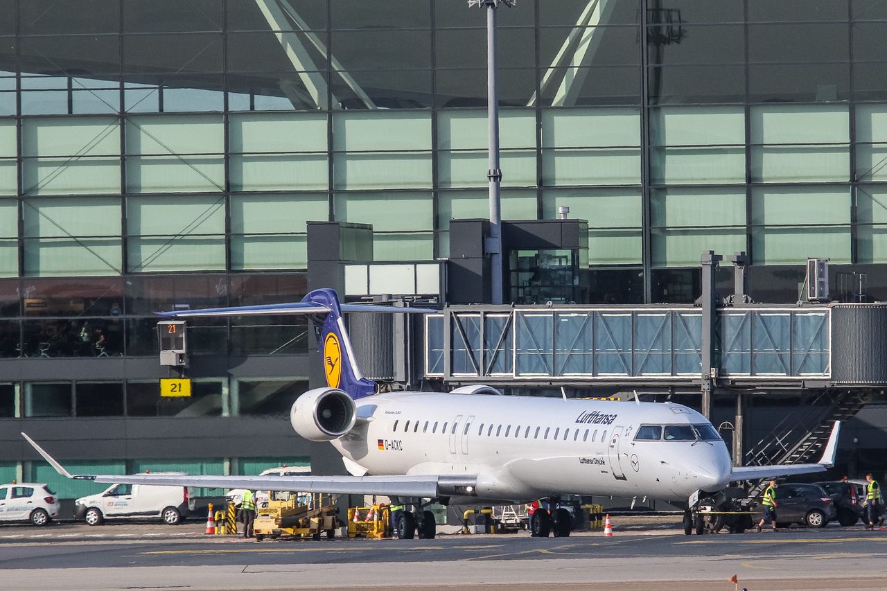 Niemcy. W samolotach i na lotniskach będą obowiązywać nowe maseczki