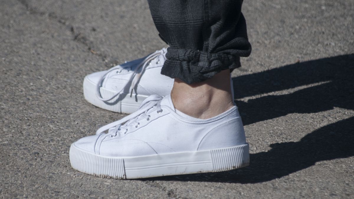 Chodzenie zimą z gołymi kostkami może mieć konsekwencje 