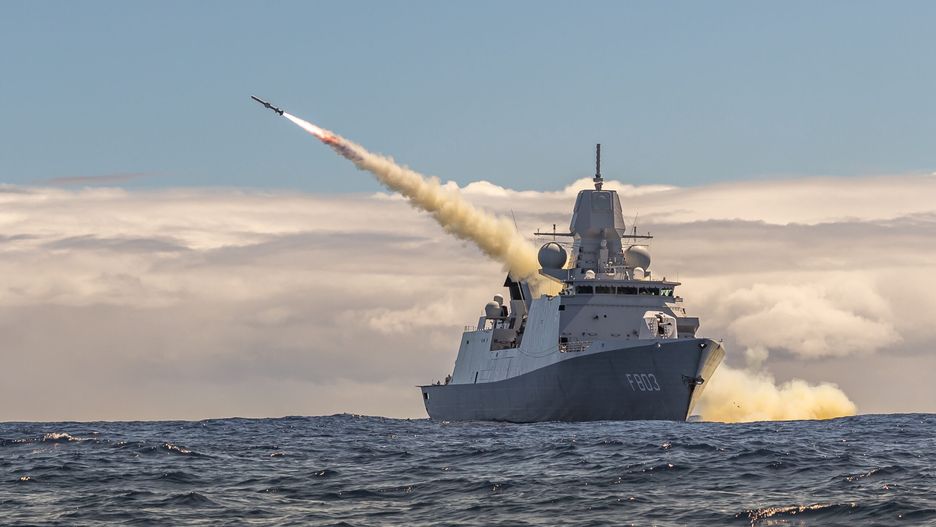 Manewry RIMPAC 2024. NA zdjęciu holenderska fregata HNLMS Tromp wystrzeliwująca pocisk Harpoon