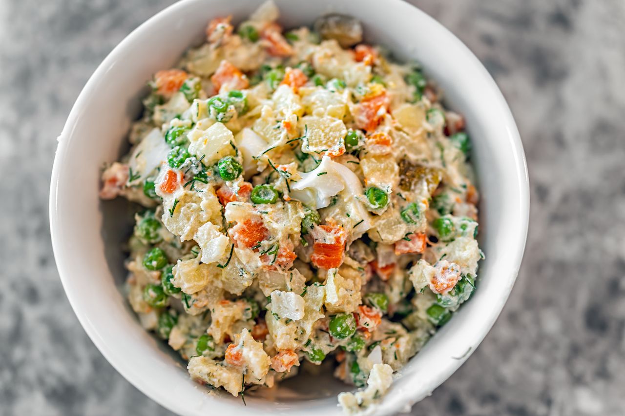 Prolonging freshness: Storing vegetable salad post-festivities