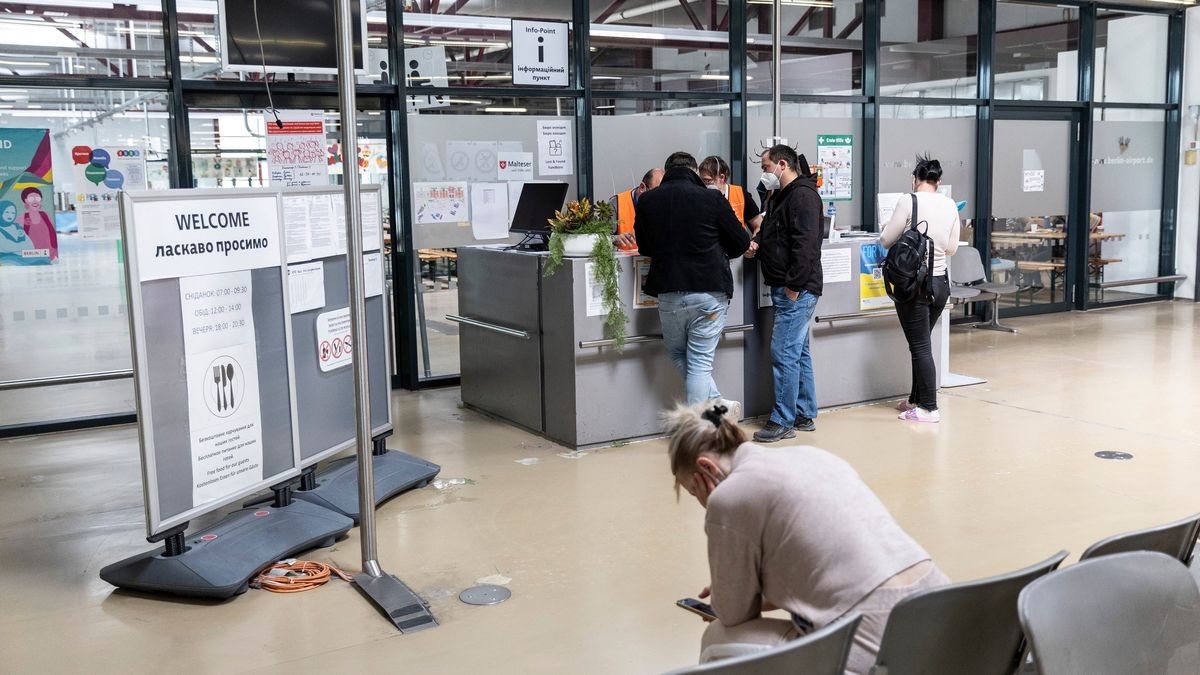 Centrum dla uchodźców z Ukrainy na terenie dawnego berlińskiego lotniska Tegel - zdjęcie z maja 2023 roku