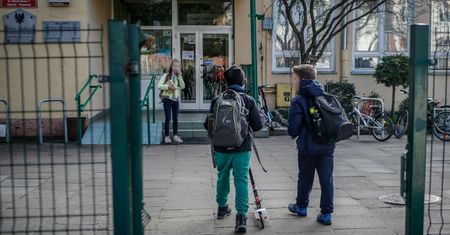 Rodzice zabrali dzieci z likwidowanej podstawówki. Teraz mają problem, by zapisać je do innych szkół