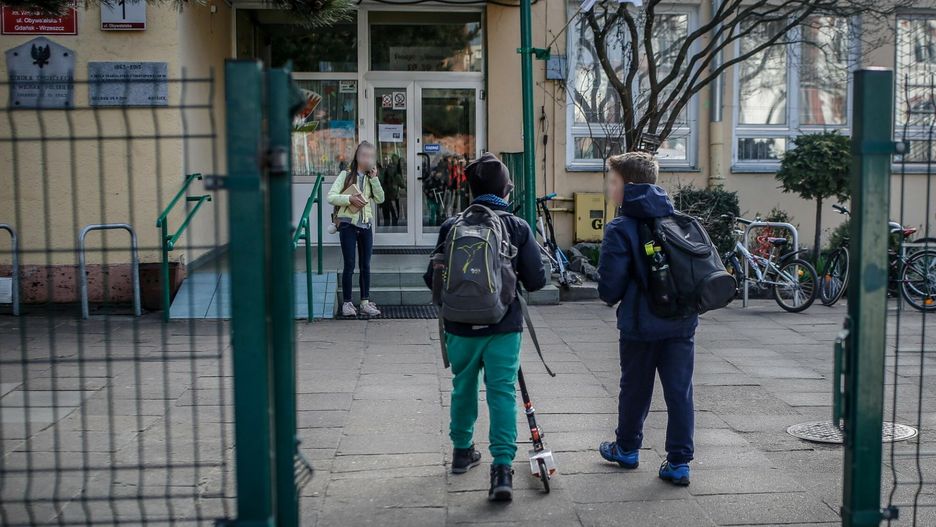 Rodzice zabrali dzieci z likwidowanej podstawówki. Teraz mają problem, by zapisać je do innych szkół