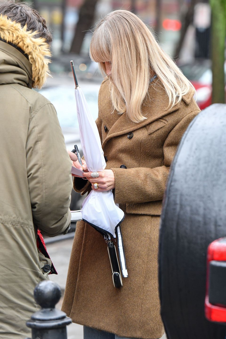 Agnieszka Woźniak-Starak rozdaje autografy na ulicy