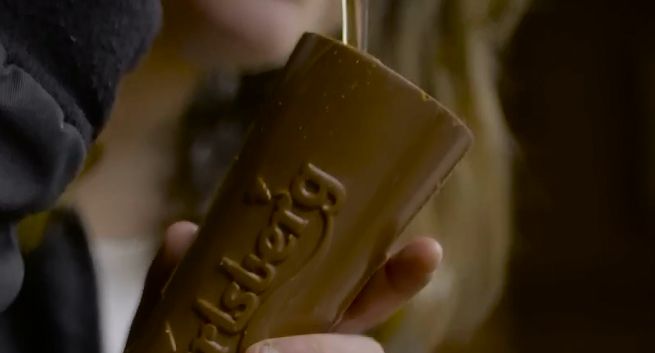 Czekoladowy bar w kampanii piwa Carlsberg (wideo)