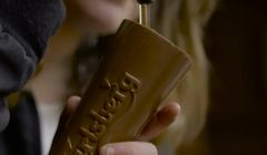 Czekoladowy bar w kampanii piwa Carlsberg (wideo)