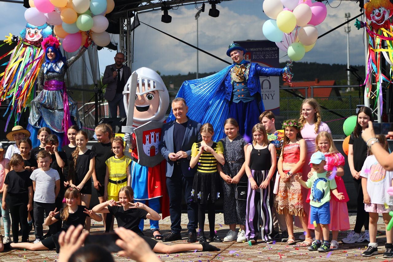 Piknik Rodzinny Mamo! Tato! Chodźmy na to przy Hali Pod Basztami w Chęcinach pełen zabawy, sportu i pomocy