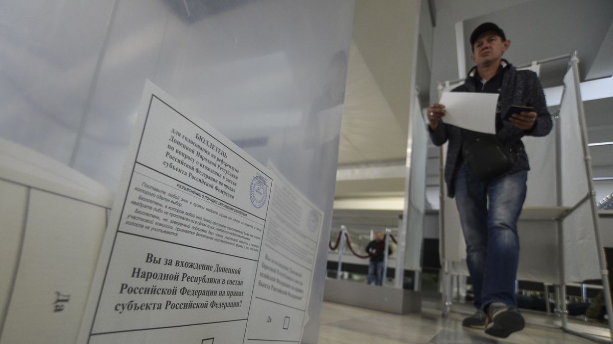 Refugees from Ukraine cast their ballots in a referendum at a polling station in Sevastopol, Crimea, 23 September 2022. From September 23 to 27, residents of the Donetsk People's Republic, Luhansk People's Republic, Kherson and Zaporizhzhia regions will vote in a referendum on joining the Russian Federation. Russian President Vladimir Putin said that the Russian Federation will ensure security at referendums in the DPR, LPR, Zaporizhzhia and Kherson regions and support their results. EPA/STRINGER Dostawca: PAP/EPA.