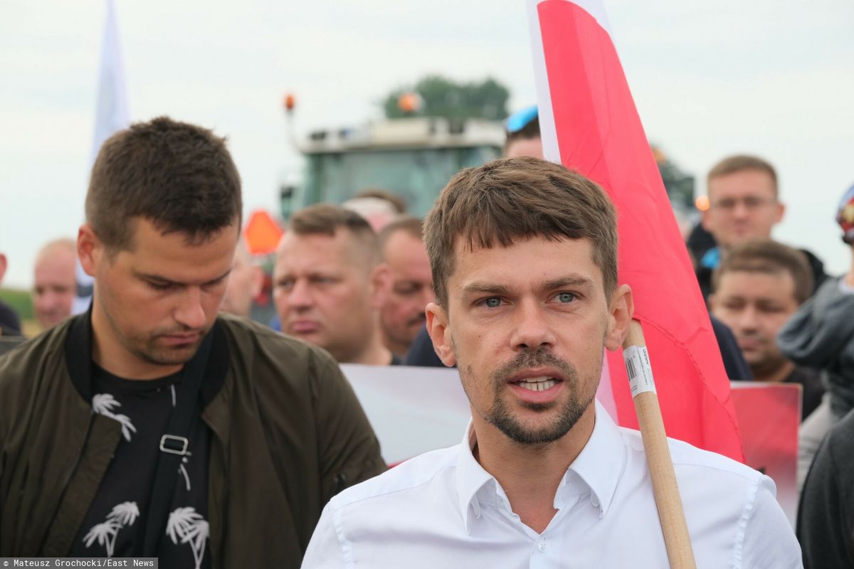 Protesty rolników. Agrounia zapowiada blokady / Na zdjęciu po prawej Michał Kołodziejczak, lider Agrounii 