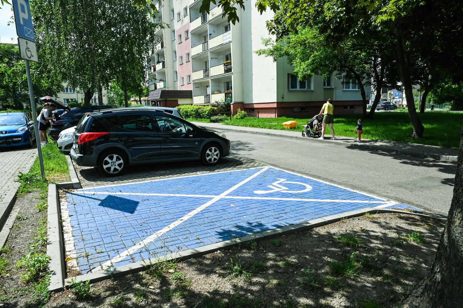 Miejsce znalazło się na skraju parkingu, a zdaniem mieszkanki powinno być bliżej wejścia do budynku. 