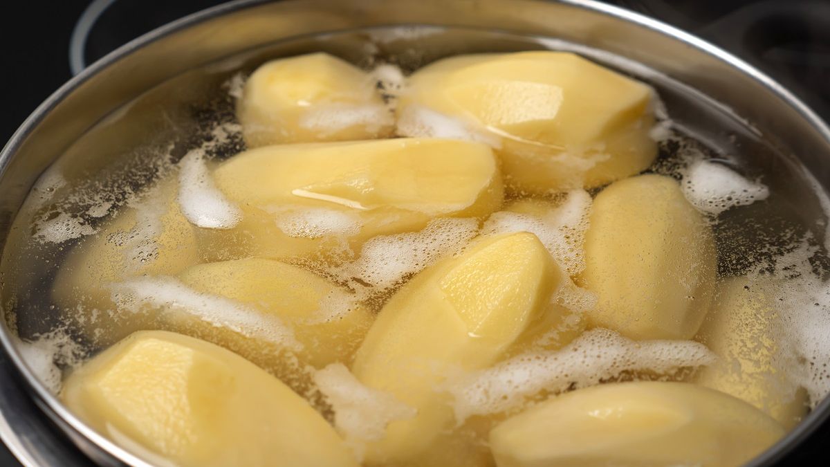 Dodaj dwie łyżki do gotujących się ziemniaków.