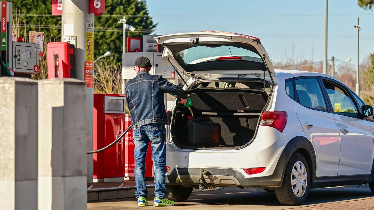 kolejka na stacji paliw
Marcin Bielecki
dystrybutory z paliwem, kierowcy samochodów, kolejka kolejki, lubieszynie, stacja paliw, tankowanie