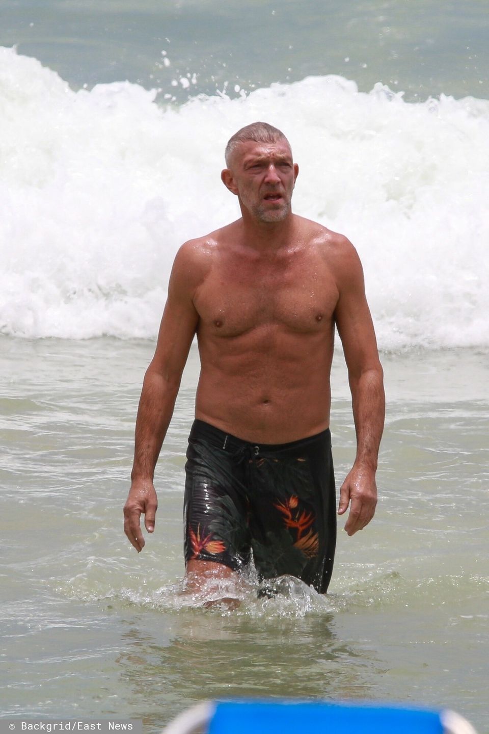 Vincent Cassel dokazuje na plaży z młodszą o 30-lat modelką