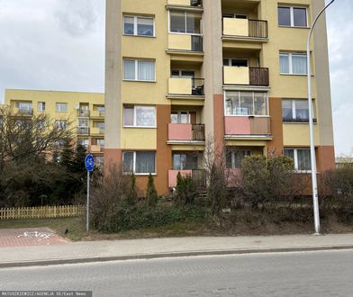 Suwałki. Wyrzucił swoją babcię przez balkon. Jest opinia biegłych