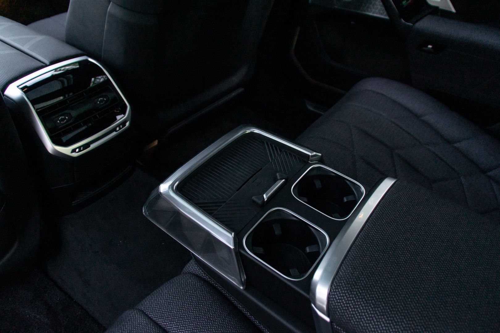 BMW i7 M70