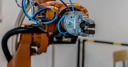 Roboty - ile miejsc pracy zabiorą, a ile pomogą utworzyć?