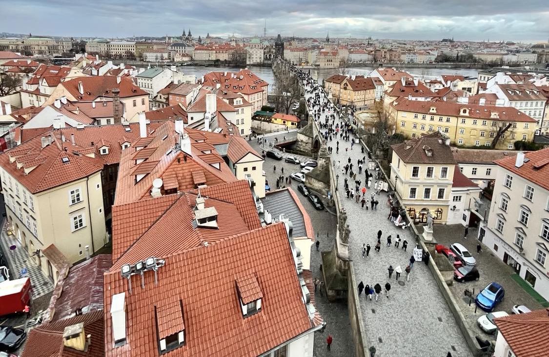 Z Małostrańskiej Mostowej Wieży można zobaczyć m.in.Most Karola 