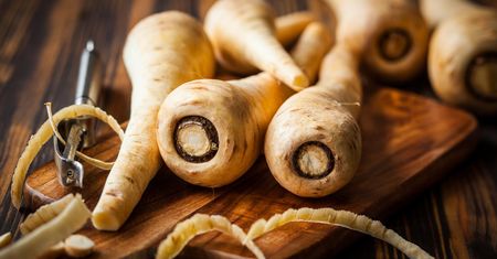To NIE pietruszka, chociaż wygląda tak samo. To warzywo pomijasz codziennie, a może zdziałać cuda dla zdrowia!