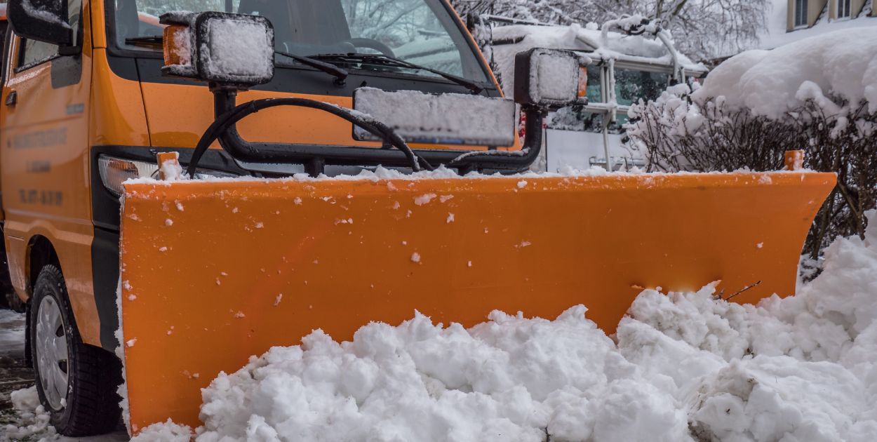 Lód i śnieg na dachach ciężarówek to realne zagrożenie. Policja apeluje do kierowców