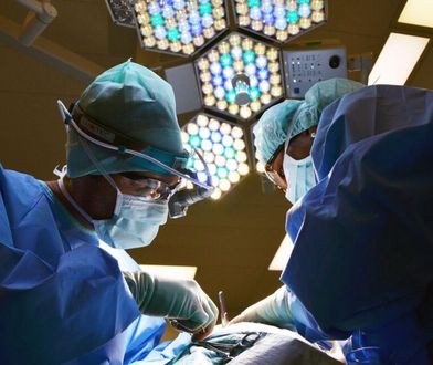 Operacja przerwana, bo pacjent spadł ze stołu. Prokuratura już siódmy rok wyjaśnia jego śmierć