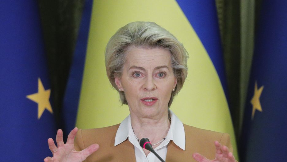 European Commission President Ursula von der Leyen addresses a joint press conference with following their with Ukrainian President Zelensky meeting in Kyiv, Ukraine, 02 February 2023. Von der Leyen and Commissioners arrived in Kyiv to meet with Ukrainian top officials a day before attending a EU-Ukraine summit meeting on 03 January, the first EU-Ukraine summit since since the European Council granted Ukraine the status of candidate country amid the Russian invasion. EPA/SERGEY DOLZHENKO Dostawca: PAP/EPA.
