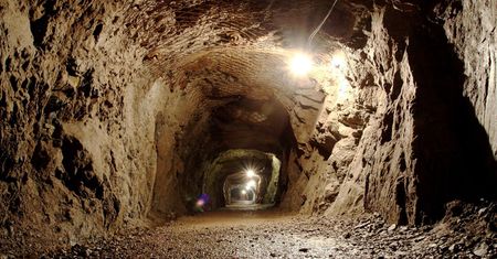 Zaskakujące odkrycie. Natrafili na tunel. Tutaj ukryto złoty pociąg?