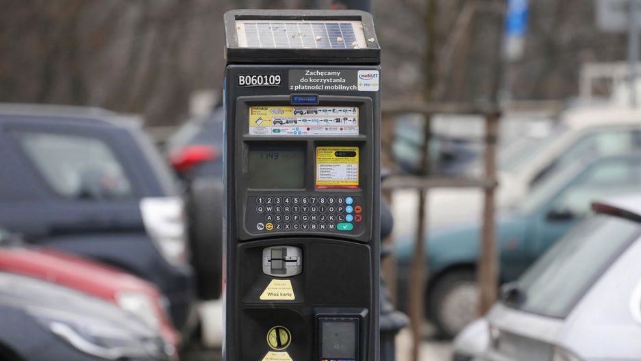 Warszawa. Radni zdecydują ws. cofnięcia zawieszenia opłat za parkowanie dla medyków