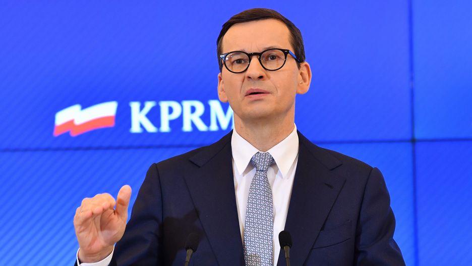 Omikron i nowe obostrzenia. Morawiecki zabiera głos 