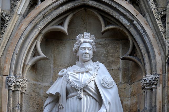 A statue of Britain's late Queen Elizabeth II at York Minster, York, Britain, 09 November 2022. King Charles unveiled the statue during a visit to the city of York and it was blessed by The Archbishop of York. EPA/PETER POWELL Dostawca: PAP/EPA.