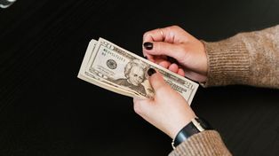 Wyłudził miliony dolarów. Zdradziła go metka ubrania