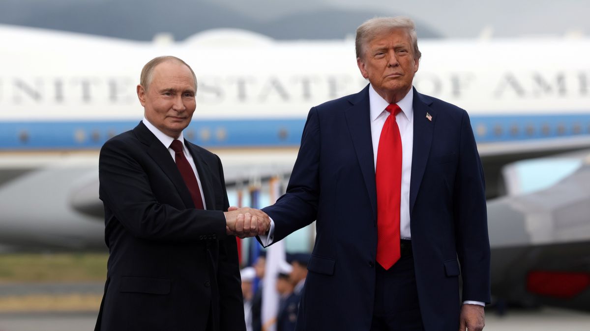 US President Donald Trump (R) and Russian President Vladimir Putin pose on the podium on the tarmac after they arrived to attend a meeting at Joint Base Elmendorf-Richardson in Anchorage, Alaska, USA, 15 August 2025. EPA/GAVRIIL GRIGOROV/SPUTNIK/KREMLIN POOL / POOL MANDATORY CREDIT Dostawca: PAP/EPA.