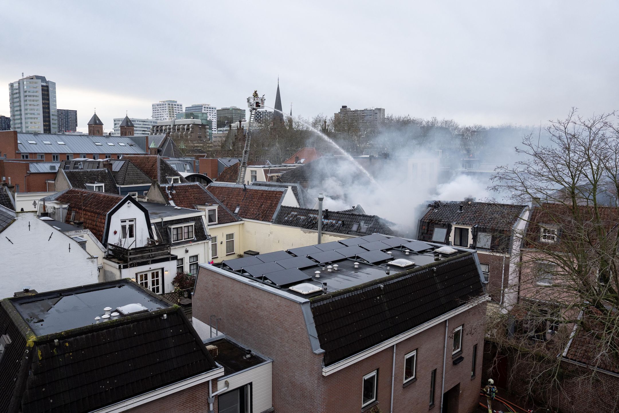 Major fire and report of explosions in Utrecht city center
epa12651505 Firefighters work at the scene of a large fire at a house on Visscherssteeg, Utrecht, Netherlands, 15 January 2026. Several explosions were heard before the fire.  EPA/JEROEN JUMELET 
Dostawca: PAP/EPA.
JEROEN JUMELET
FIRE, FIREFIGHTERS