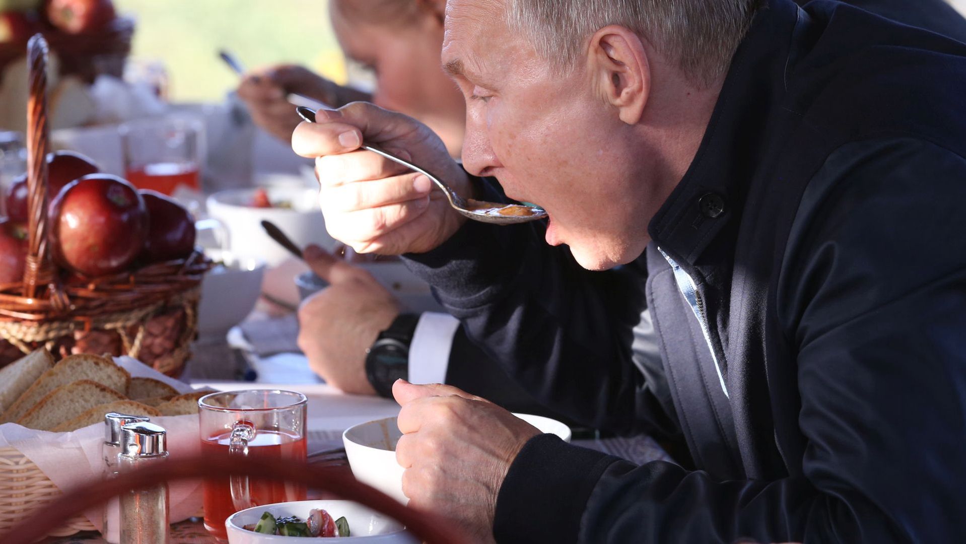 Putin w czasie obiadu z robotnikami w Kraju Stawropolskim.