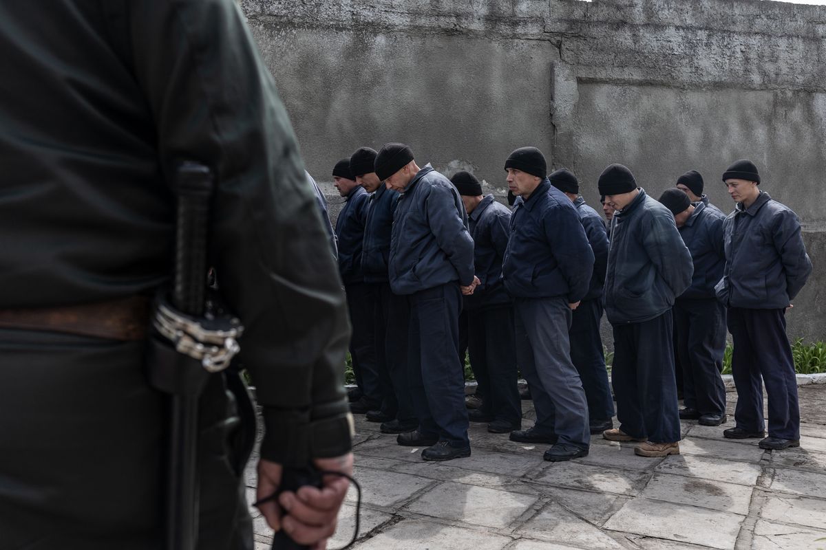 Grupa rosyjskich żołnierzy w więzieniu na Ukrainie. Zdjęcie ilustracyjne