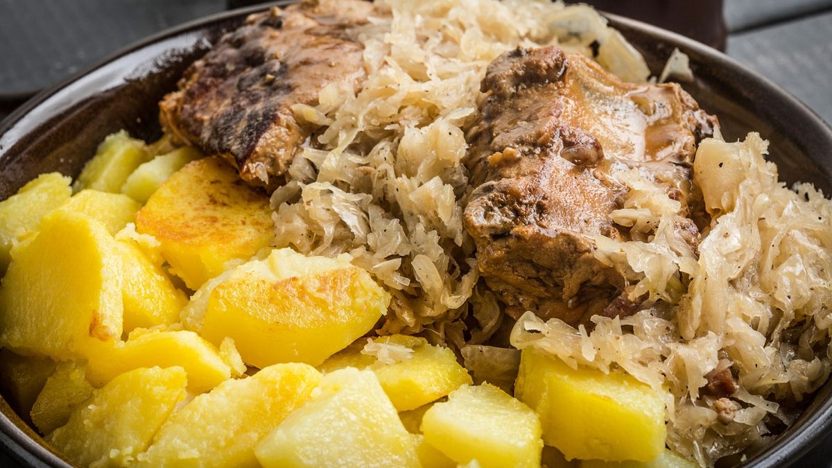 Karkówka zapiekana z kapustą kiszoną i ananasem