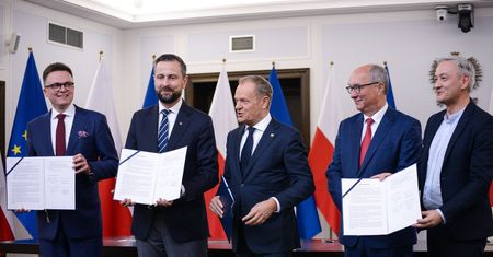 Stało się, umowa koalicyjna podpisana. Lawina komentarzy w sieci