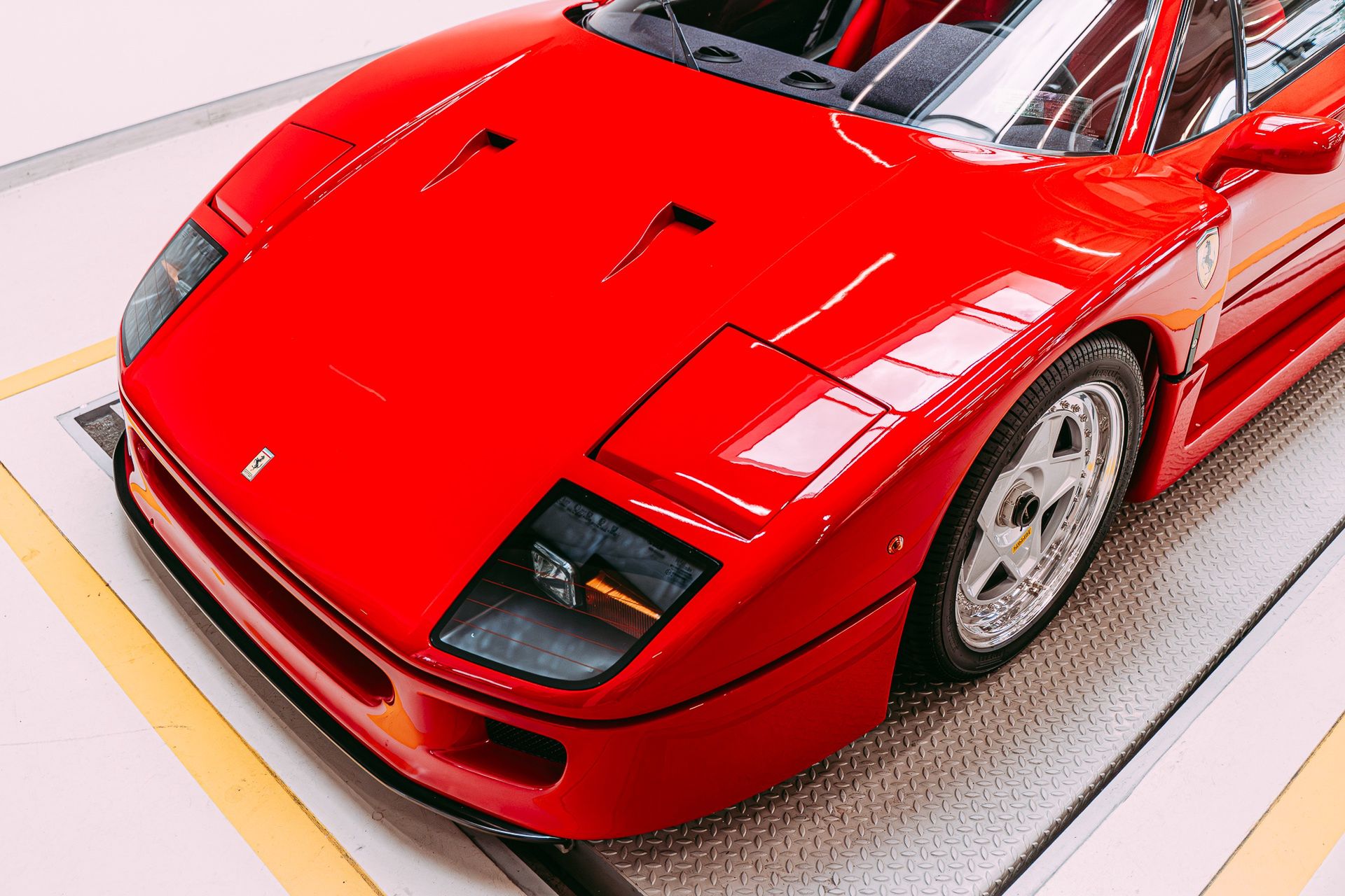 Ferrari F40 w Ferrari Katowice (1990)