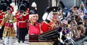 Król Karol i królowa Camilla w mundurach pozdrawiają wiwatujące tłumy na Trooping the Colour (ZDJĘCIA)