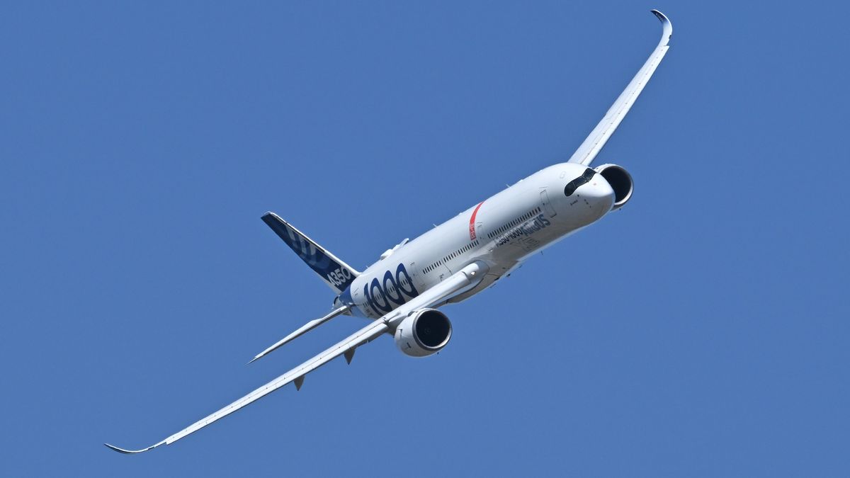 FARNBOROUGH, ENGLAND – JULY 20: The Airbus A350-1000 XWB (Extra Wide Body) performs during the Farnborough International Air Show 2026 at Farnborough International Exhibition Centre on July 20, 2026 in Farnborough, England. Farnborough International Airshow 2026 hosts leading innovators from the aerospace, aviation and defence industries. (Photo by John Keeble/Getty Images)