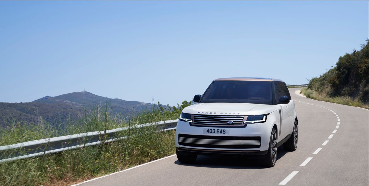 Nowy Range Rover debiutuje w wersji SV. To salon na kółkach z markieterią i ceramiką