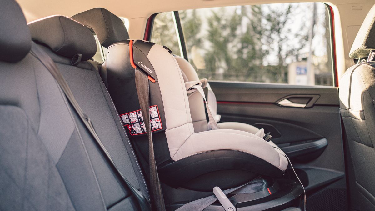 Ten fotelik montowany przy pomocy pasów, natomiast Golf Variant ma oczywiście dwa mocowania ISOFIX na tylnej kanapie.