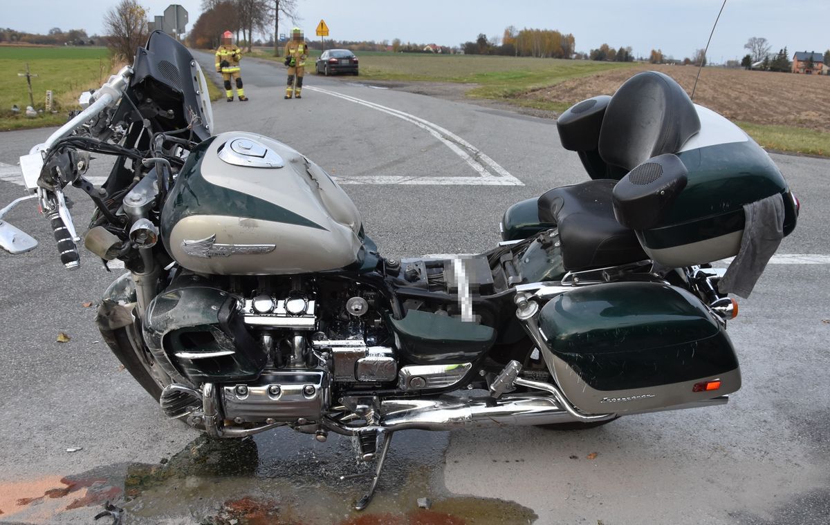 Motocyklista trafił do szpitala po zderzeniu z samochodem w Bezwoli