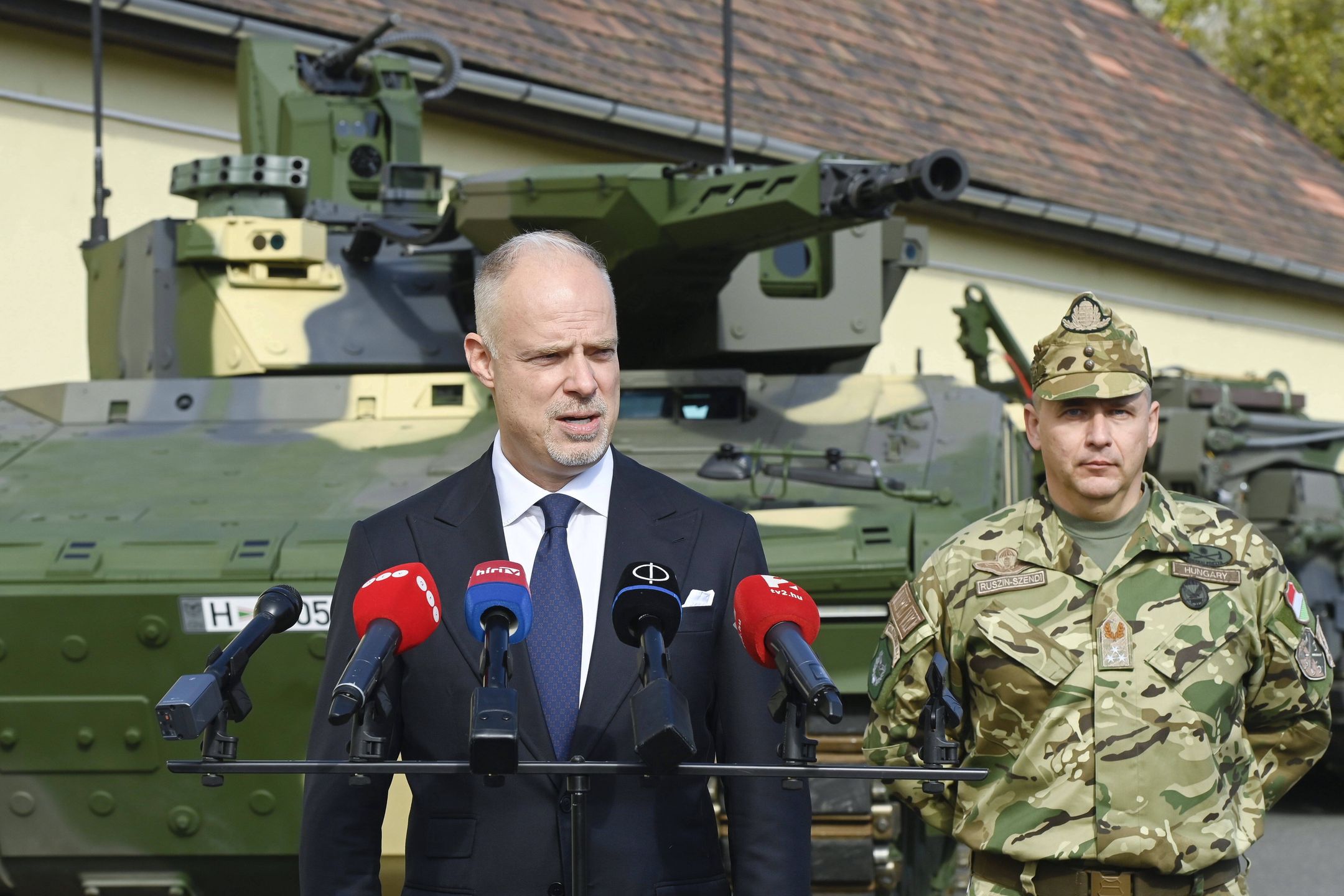 Oath-taking ceremony of 250 volunteer soldiers
epa10245013 Hungarian Minister of Defence Kristof Szalay-Bobrovniczky speaks in the company of Hungarian Chief of Staff Romulusz Ruszin-Szendi during an oath-taking ceremony of 250 volunteer soldiers and the inauguration of a set of newly acquired Lynx KF41 armored infantry fighting vehicles in Petofi Sandor Military Barracks in Budapest, Hungary, 15 October 2022. According to the Defense Ministry, the German arms manufacturer group Rheinmetall is set to deliver a total of 46 Lynx combat vehicles to Hungary by 2023, and the country will purchase further 172 Lynx vehicles by 2029, which will be manufactured in Hungary.  EPA/SZILARD KOSZTICSAK HUNGARY OUT 
Dostawca: PAP/EPA.
SZILARD KOSZTICSAK