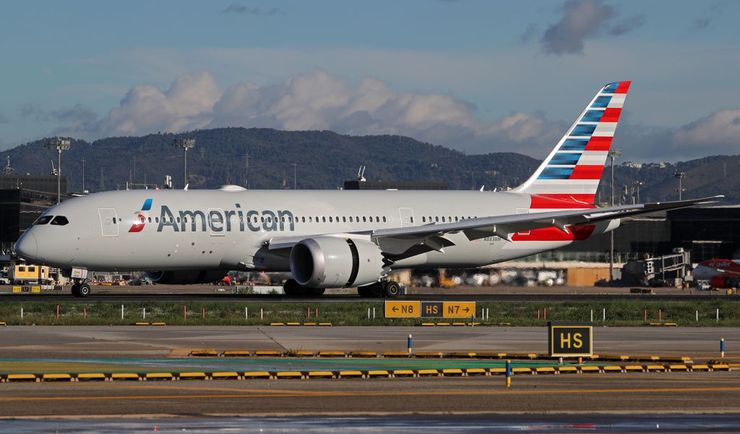 Próbował opuścić samolot w locie. Został obezwładniony taśmą klejącą