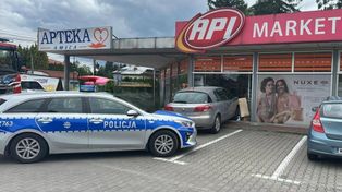 70-latek wjechał w witrynę apteki. Policjanci skierowali go na badania kontrolne
