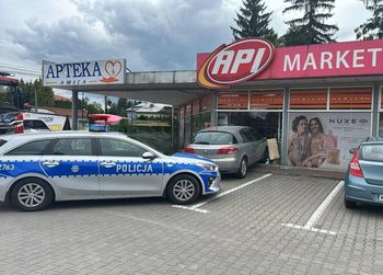 70-latek wjechał w witrynę apteki. Policjanci skierowali go na badania kontrolne
