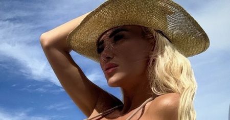 Włożyła bikini i "pantsy". Prześwity grały pierwsze skrzypce
