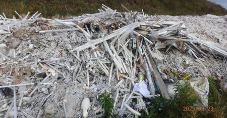 Wieś pod Strykowem jak wysypisko. 10 ton świetlówek na pastwisku