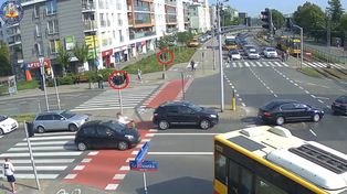 Warszawa: Hulajnogą na czerwonym, zderzenie i dwie ucieczki. Zdarzenie zgłosił trzeci kierowca
